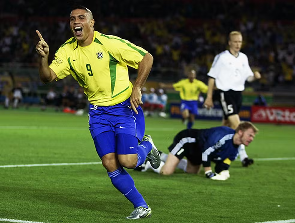 Ronaldo fenômeno comemorando vitória